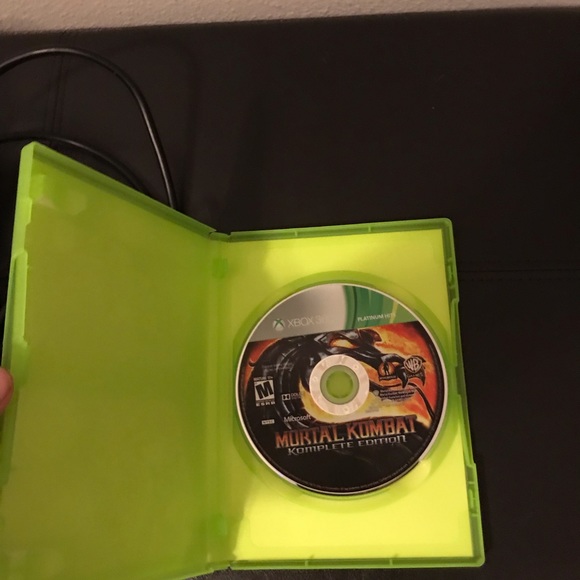 Xbox 360 console+2 controllers+1 game - Picture 5 of 7